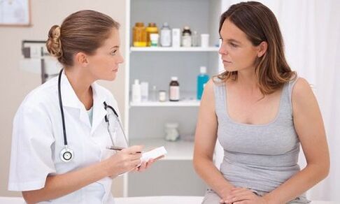 Le médecin prescrit un traitement contre les varices.