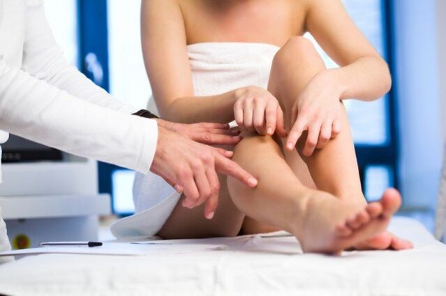 Le médecin examine les jambes à la recherche de varices.